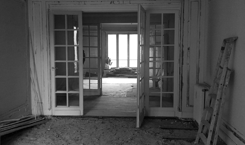 page_projet_apres-cuisine_blanche_mur_vitre chambre après